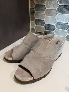 Sorel Women's Joanie II Slide Wedge Light Gray Suede Open-Toe Sandals